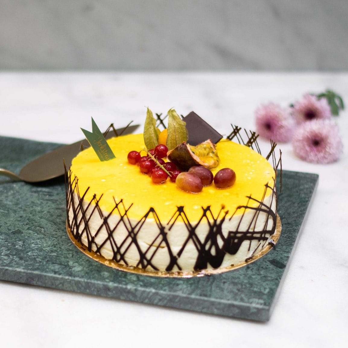 Passionmoussetårta med tropisk frukt